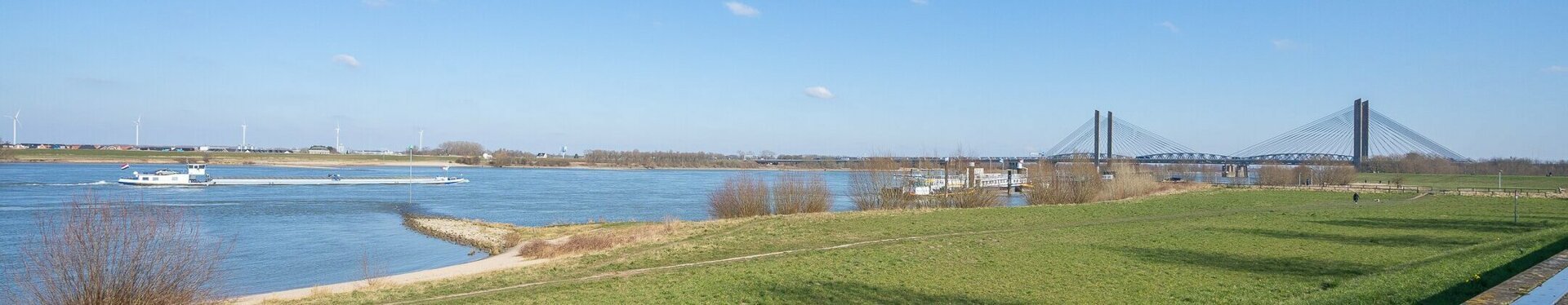 7. waal en brug Zaltbommel.jpg